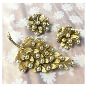 Vintage Pearl Gold Large Brooch Clip Earrings Set
